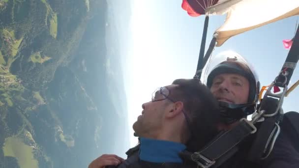 Manzaralı Manzaranın Üzerinde Yamaç Paraşütü Yaparken Uçaktan Çıkan Aşırı Erkek — Stok video