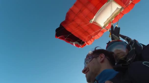 Dois Pára Quedistas Voando Sob Bela Natureza Apreciando Momento Adrenalina — Vídeo de Stock