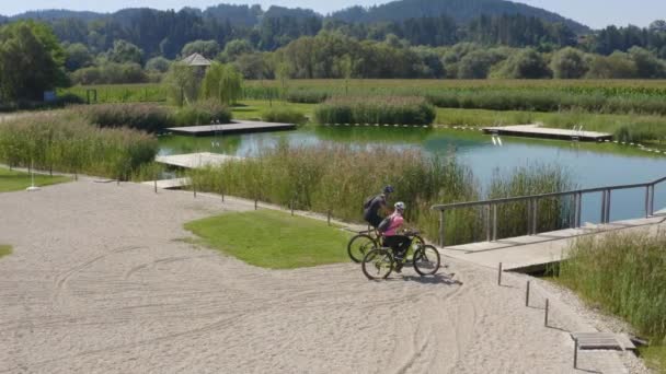 Pár Biciklizés Íves Palló Hídon Radlje Dravi Parkban Légi Drón — Stock videók