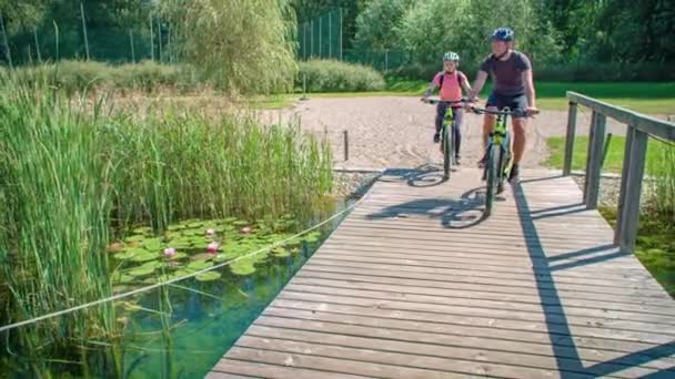 Tysiąclecia Para Jeździ Rowerach Górskich Drewnianym Moście Radlje Dravi — Wideo stockowe