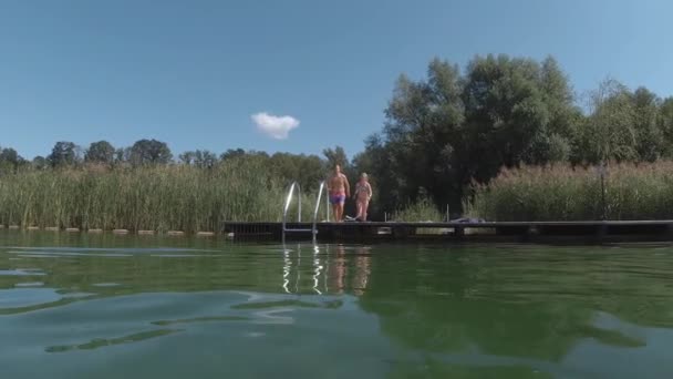 Jovem Homem Mulher Mergulham Lago Saltando Cais Câmera Lenta Câmera — Vídeo de Stock