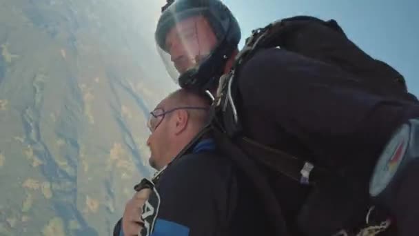 信心的飞跃在Libelice斯洛维尼亚投篮跳伞 — 图库视频影像