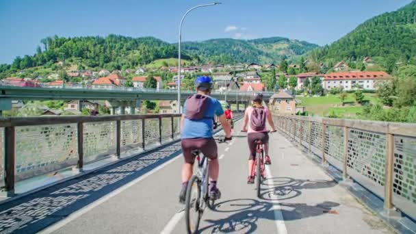 Két Pár Biciklizik Mindkét Irányban Hídon Tiszteleg Egymásnak Széles Látószögű — Stock videók
