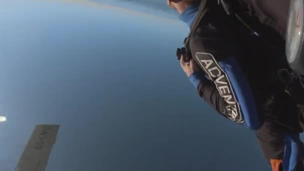 Відео Двох Скайдайверів Падають Свободу Падіння Парашут Відкривається — стокове відео