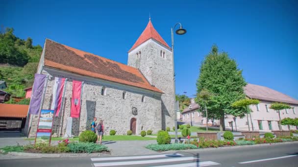 Turisté Objevující Město Dravograd Procházející Kostel Víta Slovinsko — Stock video