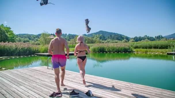 Pareja Corriendo Bucear Lago Natación Natural Radlje Dravi — Vídeos de Stock