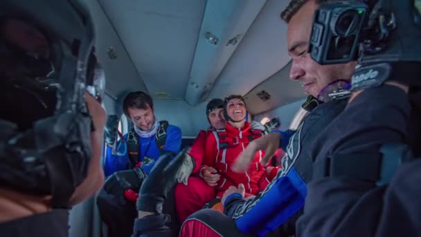 Ενθουσιασμένη Ομάδα Αλεξιπτωτιστών Ετοιμάζεται Πηδήξει Από Αεροπλάνο — Αρχείο Βίντεο