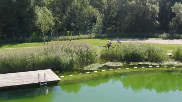 Пара Їздить Велосипедах Очком Місці Біля Пірса Біля Озера Парку — стокове відео