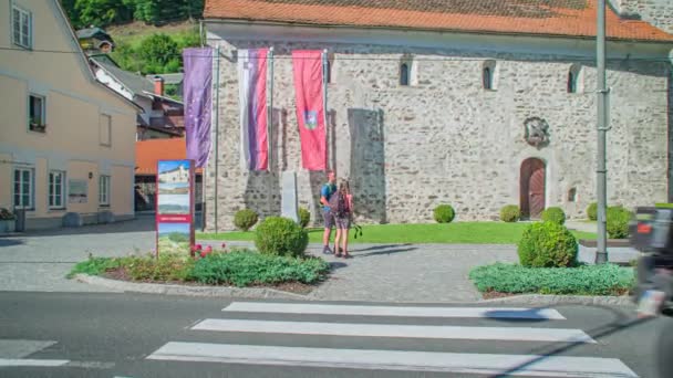 Dva Turisté Navštíví Kostel Víta Slovinském Dravogradu Naklonit Nahoru — Stock video