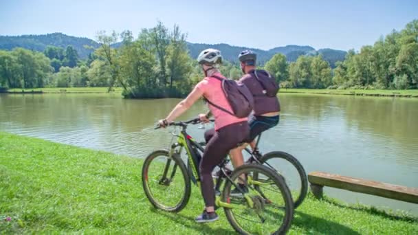 Kilku Turystów Jeżdżących Rowerami Wzdłuż Jeziora Cudownym Krajobrazie Marzeń Zwolniony — Wideo stockowe