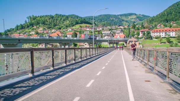 Följ Shot Left View Bridge Med Cyklister Och Vuxen Man — Stockvideo