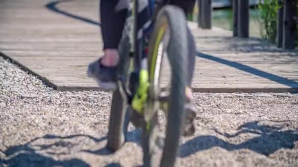 Vista Baixo Ângulo Rodas Bicicleta Par Ciclovia Caminho Madeira Actividade — Vídeo de Stock