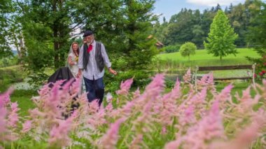 Bir fotoğrafçı talimatlar veriyor 