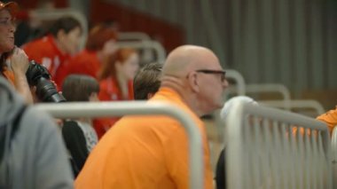 taraftar tribün içinde oturuyorlar