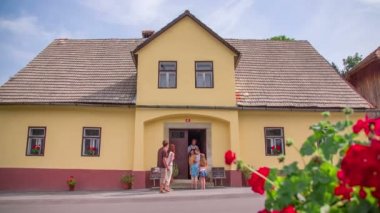 çocuklu aile köy evine girerek'ın