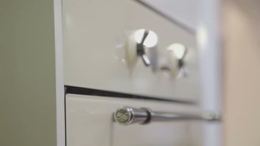 Fırın mutfak deposundaki bir adam olup olmadığını denetler