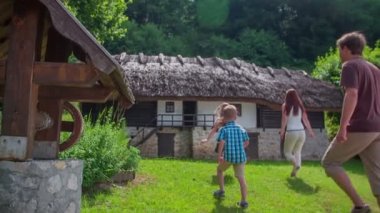 Ebeveynler ve çocuklar evde arıyorsunuz