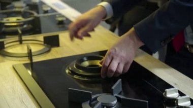 Ekipman mutfak deposundaki bir adam olup olmadığını denetler