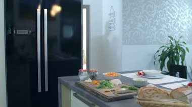 Mutfağa gelen gençler