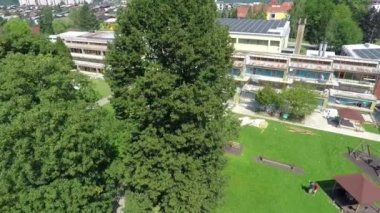 okul yeşil çim ve ağaçların görüntüleyin