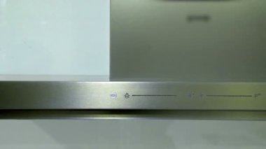 Ekipman mutfak deposundaki bir adam olup olmadığını denetler