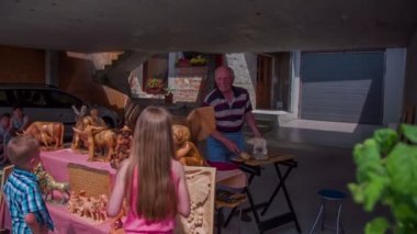 Aile ahşap heykeller arıyor