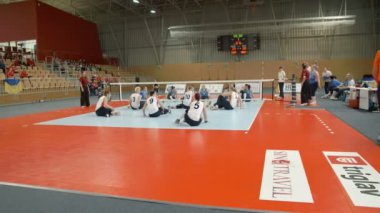 Oturarak Voleybol oynayan oyuncular 