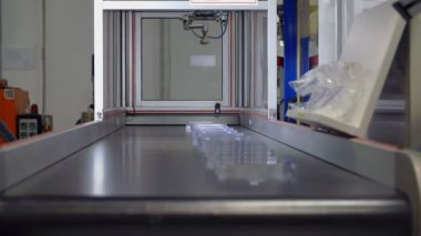 küçük plastik eşyalar hareket ediyor