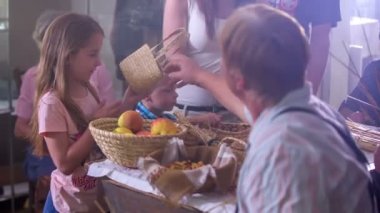 Bir alanda bizi örgü Oda çalışma knitters