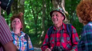 Toplantı ve konuşmaya yürüyüşçü