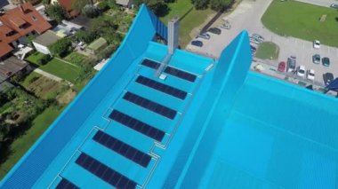 çatısında güneş panelleri görüntülemek