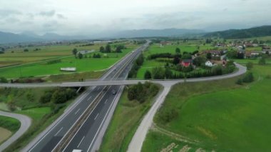 Bir Pazar öğleden sonra bir otoyolda trafik