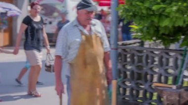 Bir demirci iş sırasında arayan aile