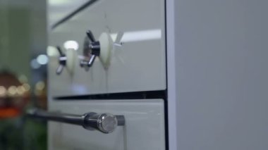 Ekipman mutfak deposundaki bir adam olup olmadığını denetler