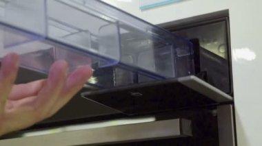 Ekipman mutfak deposundaki bir adam olup olmadığını denetler