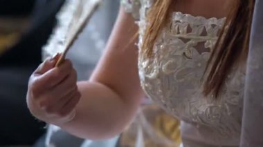 Gelin onun el fan kullanıyor.