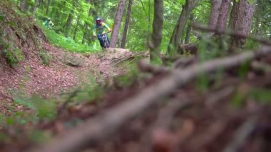 Yokuş aşağı biniciler profesyonel bisiklet sürme