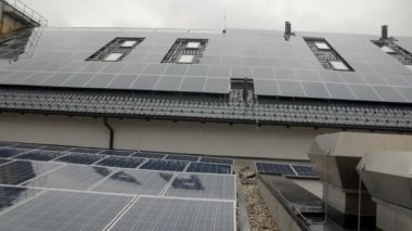 Modern güneş panelleri ile çatı