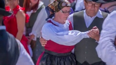 Dansçılar geleneksel düğününde dans