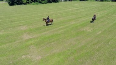 askerler üzerinde savaş savaşa at binme