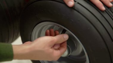 teknisyen lastik tekerlek kontrol ediyor