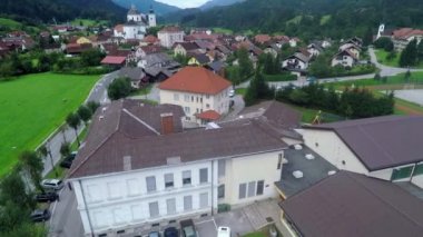 küçük bir köy bir tarafında yer alan okul