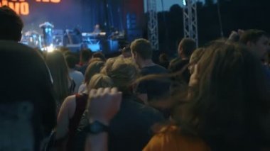 kalabalık bir rock konserinde gençlerin