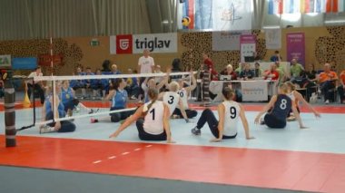 Oturarak Voleybol oynayan oyuncular 