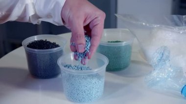  plastik parçalar parmaklarının arasından kayıp gidiyorsun 