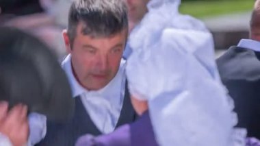 Yaşlı kadınlar geleneksel düğününde dans