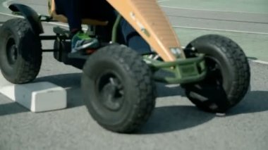 Çocuk küçük kart sürme