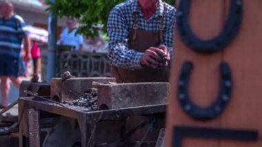 Blackman onun ev yapımı demir nal satmaktadır