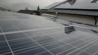 modern güneş panelleri ile çatı görüntüleyin