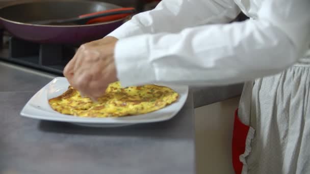 Cooker preparing omelette — Stock Video